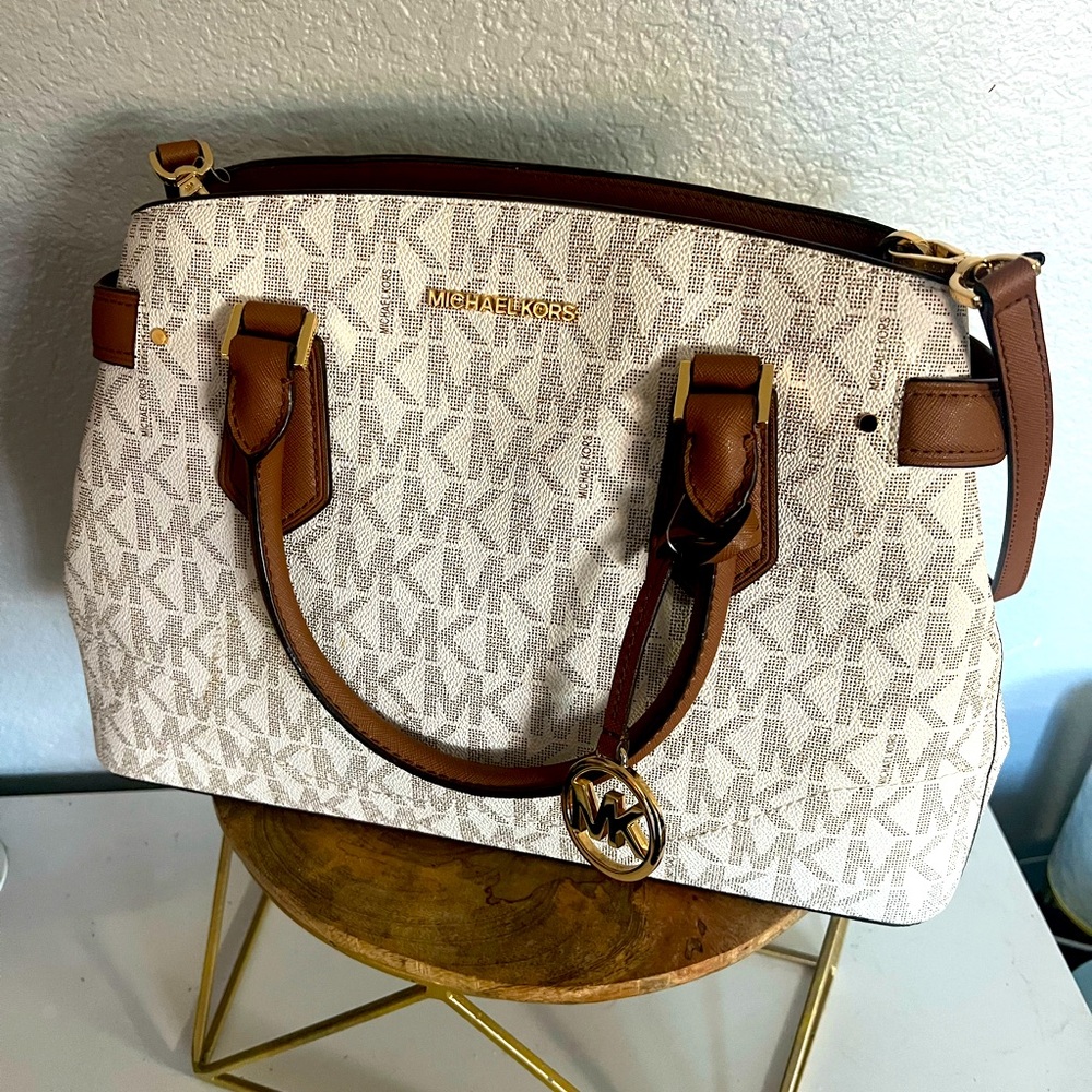 I received this purse as a gift. I never used it. Open to offers.